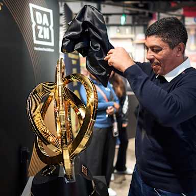 Jan-Christian Dreesen and Giovane Élber unveil the Club World Cup trophy at the FC Bayern World.