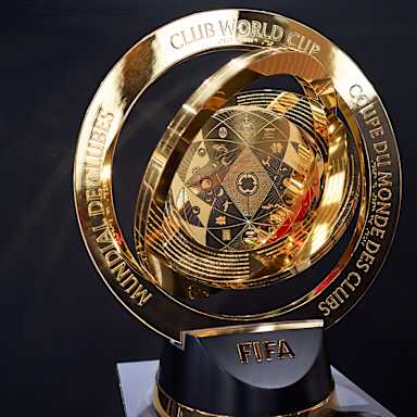Jan-Christian Dreesen and Giovane Élber unveil the Club World Cup trophy at the FC Bayern World.