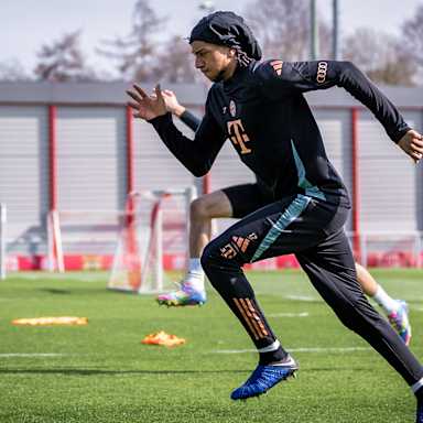 Michael Olise rennt im Training des FC Bayern