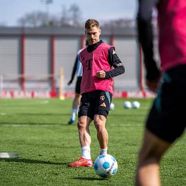 Joshua Kimmich spielt einen Pass im Training des FC Bayern