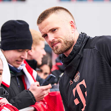 Photos from FC Bayern's open training session