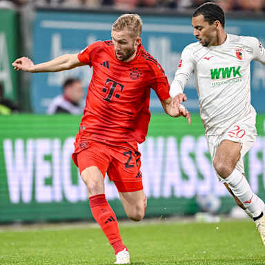 Konrad Laimer im Zweikampf mit einem Augsburg-Spieler