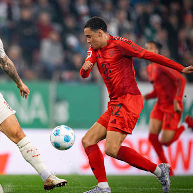 Jamal Musiala im Zweikampf mit einem FC Augsburg-Spieler
