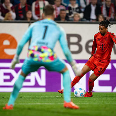 Michael Olise schlägt eine Flanke im Spiel gegen Augsburg