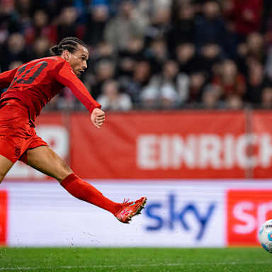 Leroy Sane schießt im Spiel gegen Augsburg auf das Tor