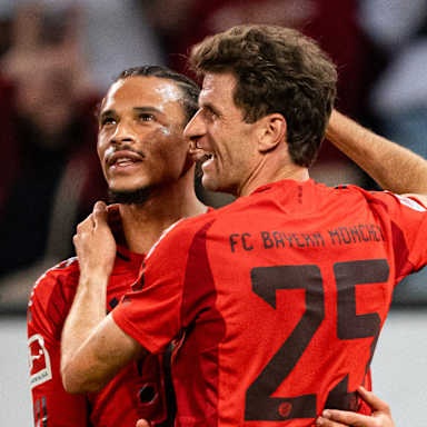 Leroy Sané und Thomas Müller bejubeln ein Tor gegen Augsburg