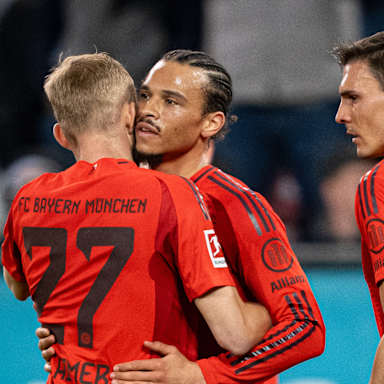 Leroy Sane und Konrad Laimer bejubeln ein Tor gegen Augsburg