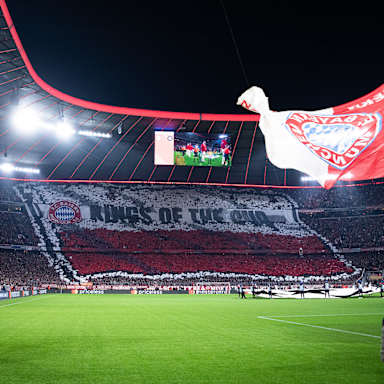 Chorero der Bayern-Fans vor Anpfiff des Hinspiels gegen Inter Mailand mit Kings of the Cup im Zentrum