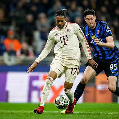 Michael Olise im Zweikampf mit Alessandro Bastoni