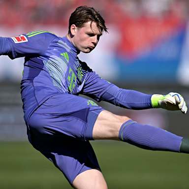 FC Bayern-Torwart Jonas Urbig im Bundesliga-Spiel beim 1. FC Heidenheim