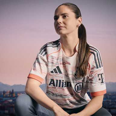 Sarah Zadrazil im neuen Auswärtstrikot des FC Bayern für die Saison 2025/26 in Weiß, Grau und leuchtendem Coral.