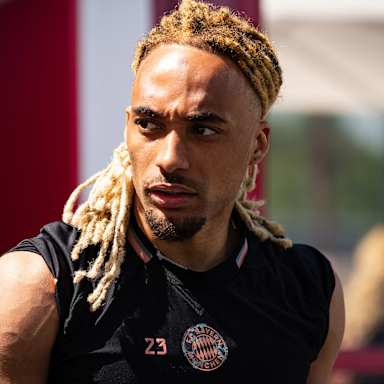 Sacha Boey betritt den Platz im Training des FC Bayern