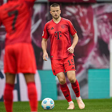 FC Bayerns Eric Dier führt den Ball im Spiel gegen RB Leipzig