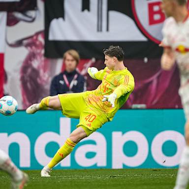 FC Bayerns Jonas Urbig beim Abschlag im Spiel gegen RB Leipzig