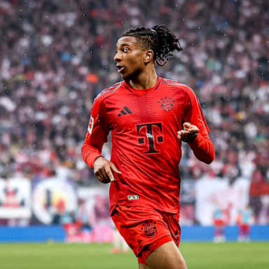 Michael Olise nach seinem Tor für den FC Bayern bei RB Leipzig