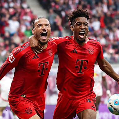 Leroy Sané und Kingsley Coman bejubeln den Treffer zum 3:2 für den FC Bayern bei RB Leipzig