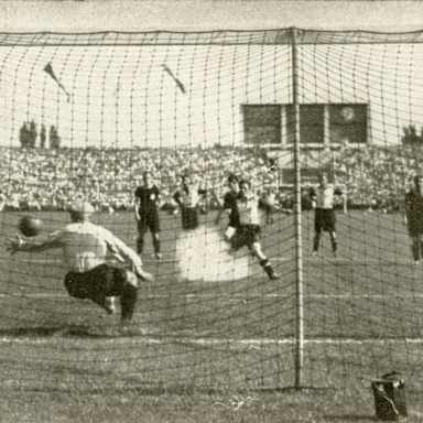 1932: Final – Bayern were crowned champions of Germany for the first time in 1932. The title back then was decided through a knockout finals stage featuring the champions of the respective regional championships. Bayern went on to beat Eintracht Frankfurt 2-0 in Nuremberg thanks to goals from Oskar Rohr (penalty) and Franz Krumm.