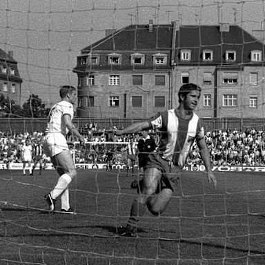 1969: Matchday 32 – A 5-1 win over Kickers Offenbach brought Bayern their first title of the recently created Bundesliga.