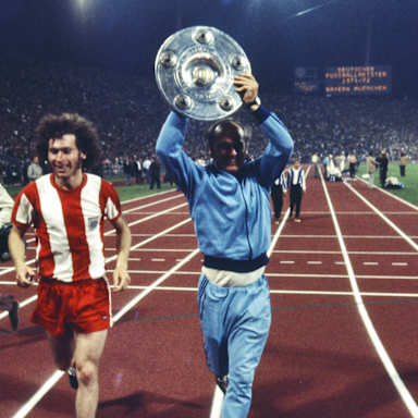 1972: Matchday 34 – The final day of the 1971/72 season was essentially a one-off final as leaders Bayern hosted second-placed Schalke. FCB won 5-1 in the first official match at the Olympiastadion to be crowned champions for a third time.