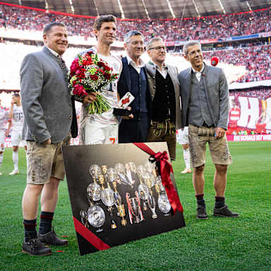 Thomas Müller wird vor dem Bundesliga-Spiel gegen Borussia Mönchengladbach verabschiedet.