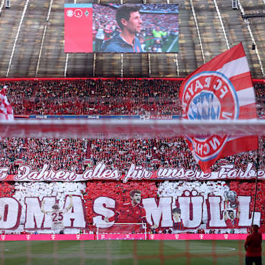 Die Choreo der FC Bayern-Fans vor dem Bundesliga-Spiel gegen Borussia Mönchengladbach