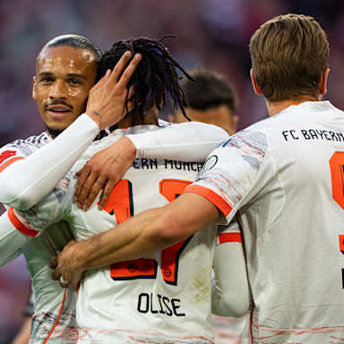 Leroy Sane und Michael Olise bejubeln das 2:0 des FC Bayern im Bundesliga-Spiel gegen Borussia Mönchengladbach