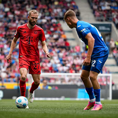 FC Bayerns Konrad Laimer im Zweikampf mit Alexander Prass von der TSG Hoffenheim