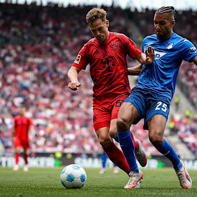 Joshua Kimmich vom FC Bayern im Zweikampf mit Hoffenheims Kevin Akpoguma