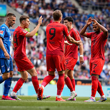 Harry Kane und Serge Gnabry klatschen nach dem Tor zum 3:0 für den FC Bayern ab
