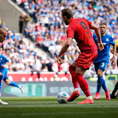 Harry Kane kann beim Torschuss von Hoffenheims Leo Østigård nicht entscheidend gestört werden und trifft zum 4:0