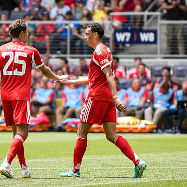 Thomas Müller und Jamal Musiala klatschen nach dem Tor des Nationalspielers zum 9:0 gegen Auckland City FC bei der Klub-WM ab