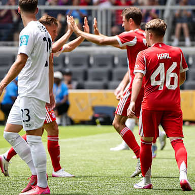 Thomas Müller, Joshua Kimmich und Lennard Karl jubeln gegen Auckland City FC bei der Klub-WM