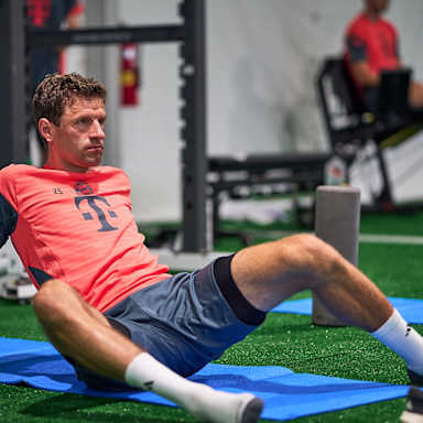 Thomas Müller beim Dehnen im Training des FC Bayern in Orlando.