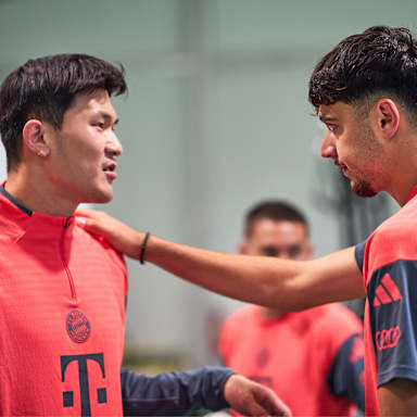 Aleksandar Pavlovic fasst Minjae Kim auf die Schulter im Training des FC Bayern in Orlando.