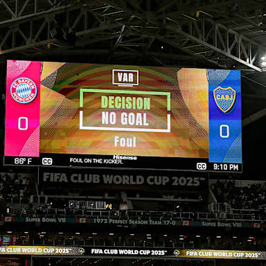 Videoleinwand mit der Anzeige "No Goal" im Spiel des FC Bayern gegen die Boca Juniors bei der Klub-WM.