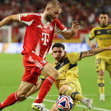Konrad Laimer im Zweikampf mit einem Spieler von Boca Juniors