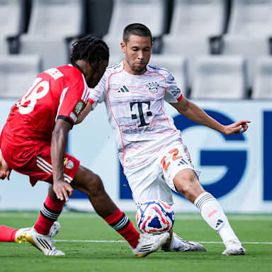 Raphaël Guerreiro im Zweikampf im Spiel des FC Bayern gegen Benfica Lissabon bei der Klub-WM.