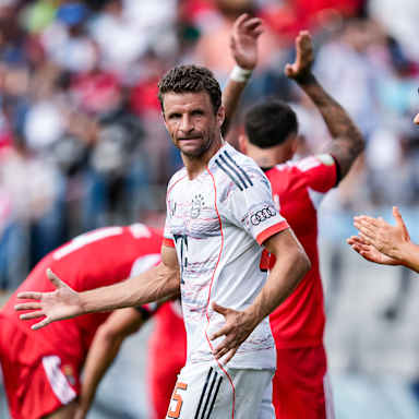 Thomas Müller ärgert sich im Spiel des FC Bayern gegen Benfica Lissabon bei der Klub-WM.