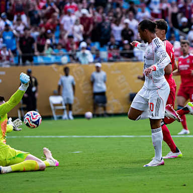 Leroy Sané scheitert am Torhüter im Spiel des FC Bayern gegen Benfica Lissabon bei der Klub-WM.