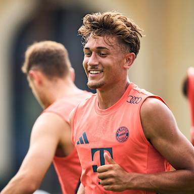 Tom Bischof lacht am Donnerstag im FC Bayern-Training.