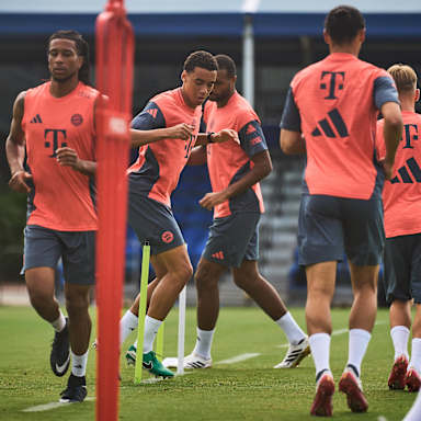 Jamal Musiala beim Warmmachen im Training neben Michael Olise und Jonathan Tah.