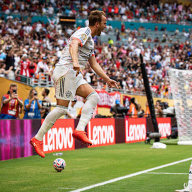 Harry Kane springt nach dem Tor zum 4:2 gegen Flamengo  jubelnd in die Luft.