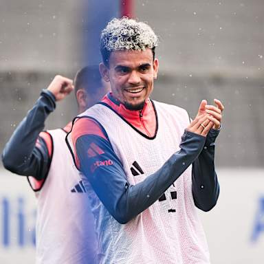 Luis Diaz klatscht im Training des FC Bayern