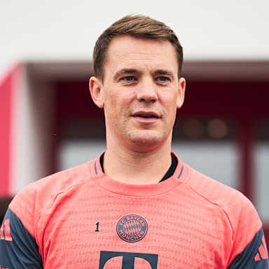 Manuel Neuer kommt aus der Kabine des FC Bayern