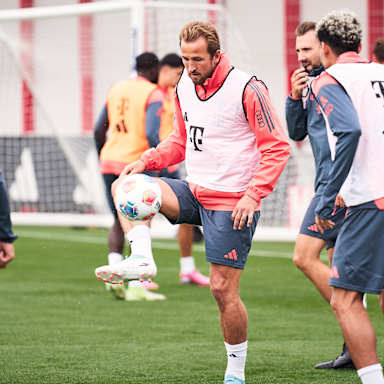 Harry Kane spielt einen Ball im Training des FC Bayern