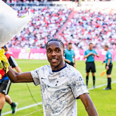 Mathys Tel wird vor dem Testspiel des FC Bayern gegen Tottenham Hotspur verabschiedet.