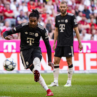 Michael Olise tritt einen Freistoß im Testspiel des FC Bayern gegen Tottenham Hotspur.