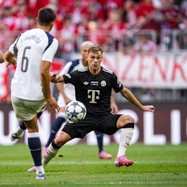 Joshua Kimmich führt einen Zweikampf im Testspiel des FC Bayern gegen Tottenham Hotspur.