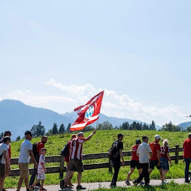 Der Aufstiegsmarsch des FC Bayern am Tegernsee