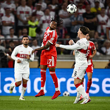 Michael Olise beim Kopfball während des Franz Beckenbauer-Supercup zwischen dem VfB Stuttgart und dem FC Bayern